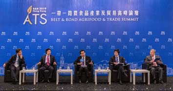 专题演讲嘉宾现场讨论情况,从左到右分别为:菲律宾贸易及工业部助理部长Mr. Angelo B Taningco,第13届全国人大代表、中国河南省驻马店市市长朱是西先生,原香港特别行政区政府商务及经济发展局局长苏锦梁律师,越南农业农村发展部代表Mr. Tran Van Cong,台湾新竹县第十六、十七届县长邱镜淳先生